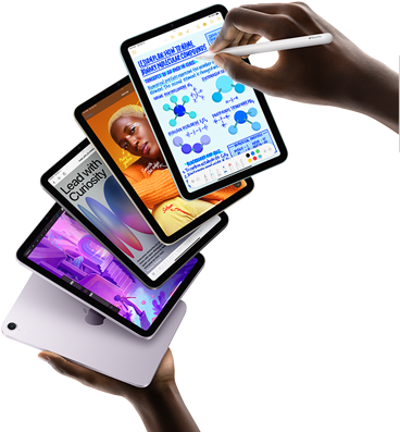 Öt iPad mini egy felhasználó kezében, legyezőszerűen elrendezve. Az egyik modellen a hátoldali kamera látható, a másik négy a kijelzőjével előre néz. A felhasználó Apple Pencil Próval jegyzetel