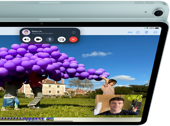 iPad Air 12 megapixeles ultraszéles látószögű előlapi kamerával, kijelzőjén a FaceTime SharePlay funkciójában megosztott tartalommal