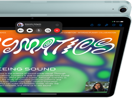 iPad Air a 12MP Center Stage kamerával, amely egy FaceTime-hívást folytató felhasználót mutat. Mögötte egy másik iPad Air a hátlapjával és az azon lévő kamerával felénk fordítva.
