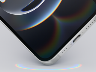 Két fehér bevonatú iPhone 16e látható, hátoldalon a kamerával, szemből a teljes előlapot kitöltő kijelzővel, oldalnézetből pedig a Művelet gombbal és a hangerőgombokkal.