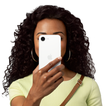 Egy iPhone 16e-t az arca előtt tartó személy