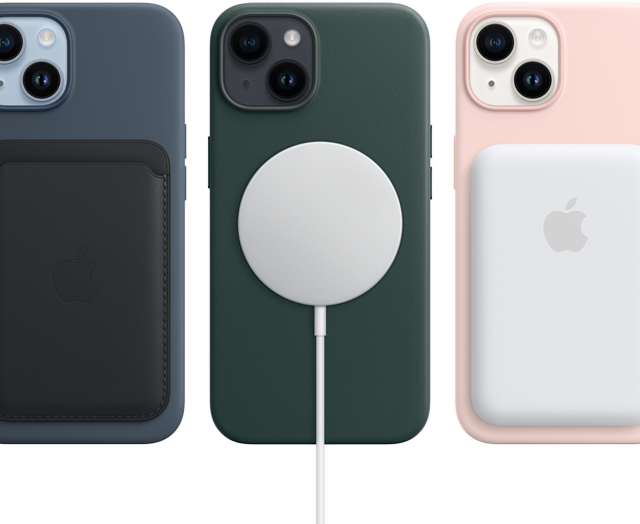 MagSafe-rögzítésű iPhone 14-tokok éjfekete, erdőzöld és krétarózsaszín színben MagSafe-kiegészítőkkel, tárcával, töltővel és akkumulátorral.