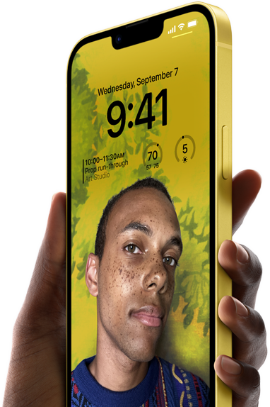 Egy személyre szabott zárolási képernyőt megjelenítő sárga iPhone 14 Plust tartó kéz.